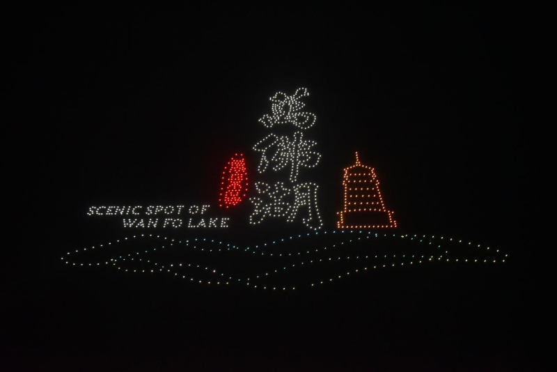 萬(wàn)佛湖景區(qū)：越夜越精彩，千架無(wú)人機(jī)開(kāi)啟霸屏模式